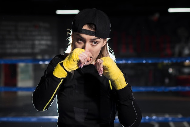 Vooraanzicht van het vrouwelijke bokser stellen in de ring