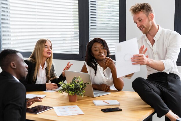 Vooraanzicht van het werken tijdens covid concept