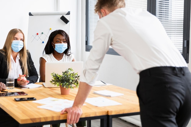 Gratis foto vooraanzicht van het werken tijdens covid concept