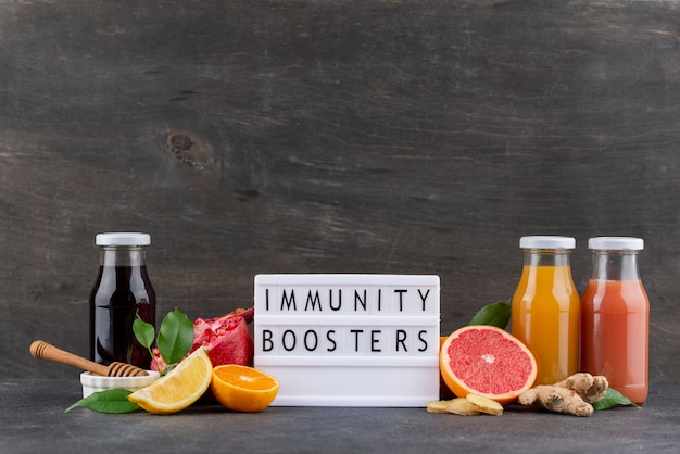 Vooraanzicht van immuniteitsverhogende voedingsmiddelen met citrus en gember