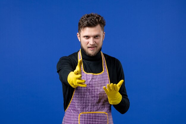 Vooraanzicht van jong mannetje dat hand geeft die zich op blauwe muur bevindt