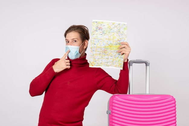 Vooraanzicht van jong mannetje in de stadskaart van de maskerholding op witte muur