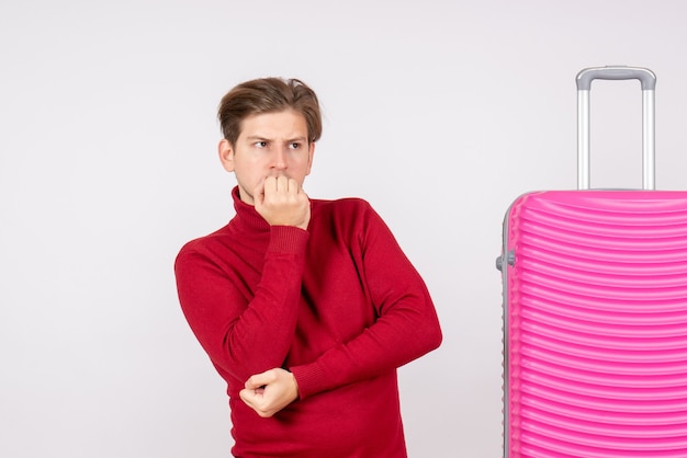 Vooraanzicht van jong mannetje met zak op witte muur