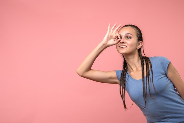 Vooraanzicht van jong wijfje op roze