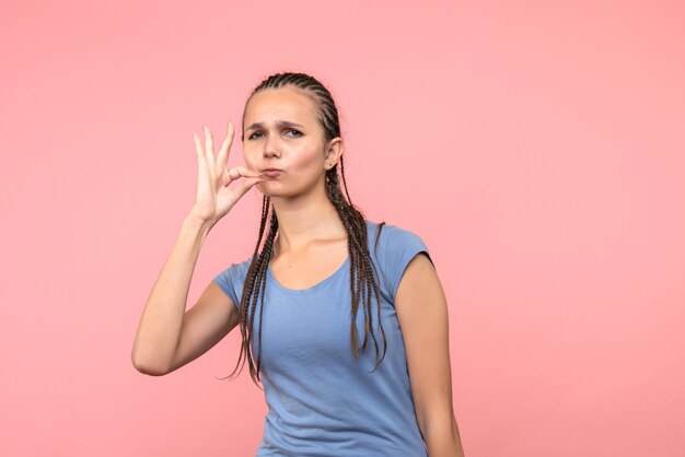 Vooraanzicht van jong wijfje op roze