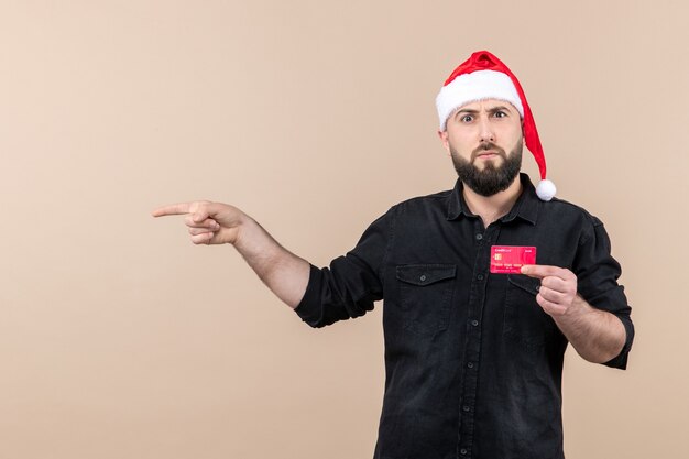 Vooraanzicht van jonge man met rode bankkaart op roze muur