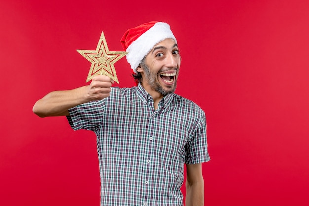 Vooraanzicht van jonge man met ster op rood