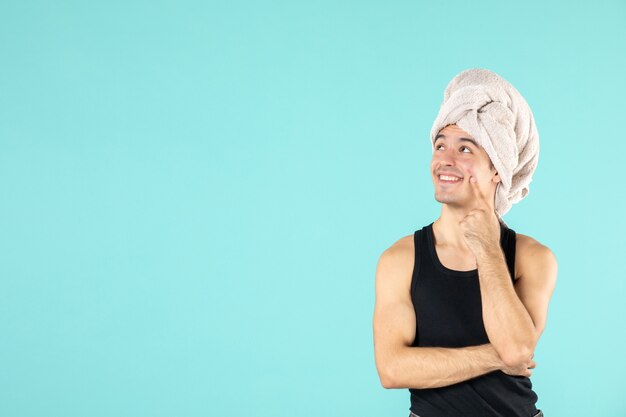 vooraanzicht van jonge man na douche op blauwe muur