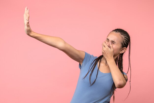 Vooraanzicht van jonge vrouw bang op roze