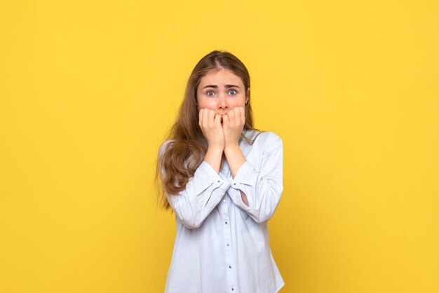 Vooraanzicht van jonge vrouw bang