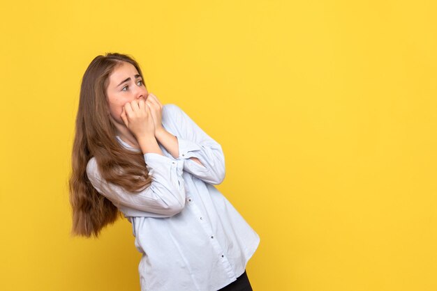 Vooraanzicht van jonge vrouw bang