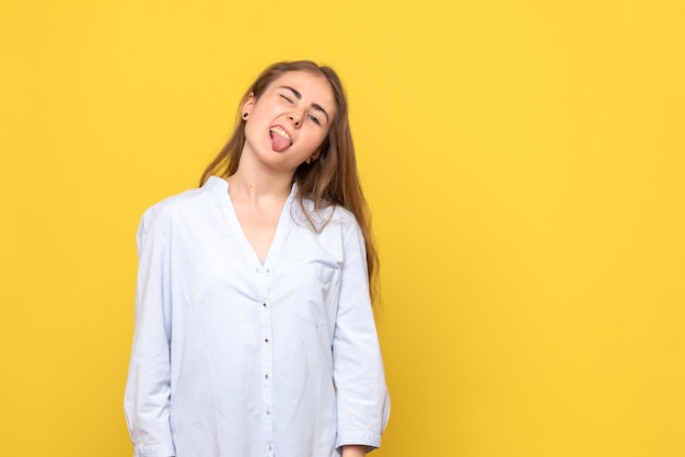 Vooraanzicht van jonge vrouw die haar tong laat zien