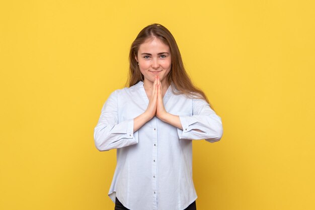 Vooraanzicht van jonge vrouw die lacht