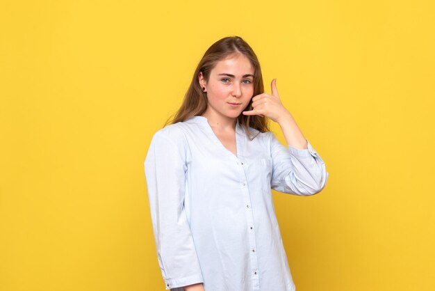 Vooraanzicht van jonge vrouw die lacht