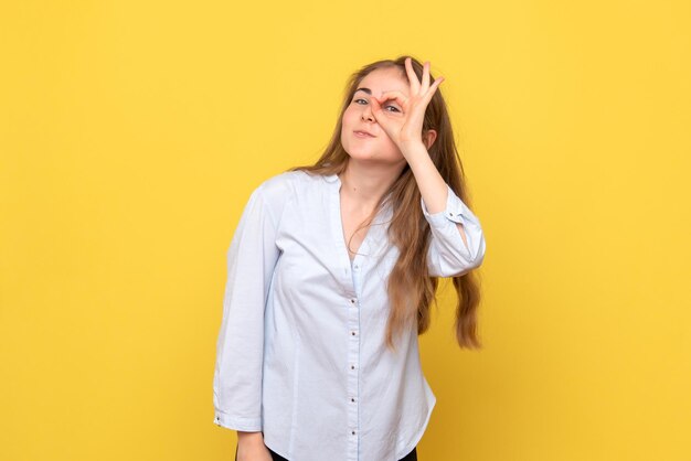 Vooraanzicht van jonge vrouw die lacht