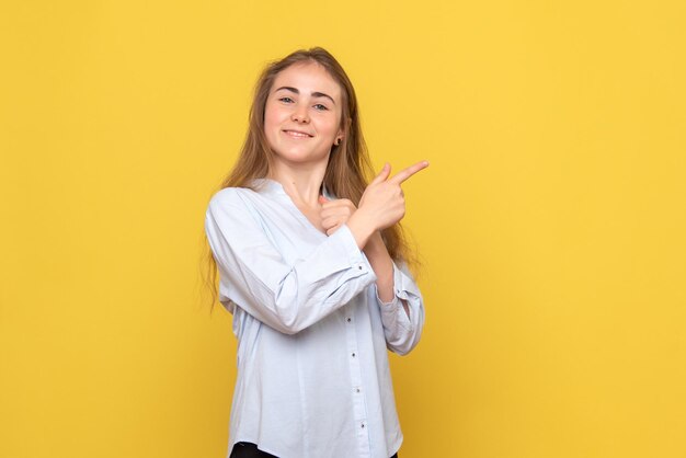 Vooraanzicht van jonge vrouw die lacht