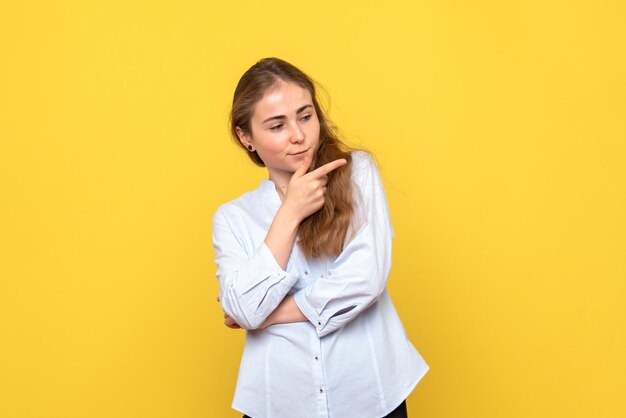 Vooraanzicht van jonge vrouw die lacht