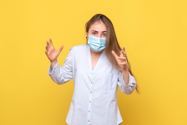 Vooraanzicht van jonge vrouw in masker