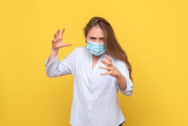 Vooraanzicht van jonge vrouw in masker