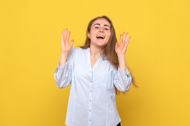 Vooraanzicht van jonge vrouw lachen