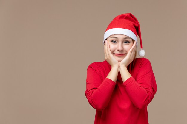 Vooraanzicht van jonge vrouw met lachend gezicht op brown