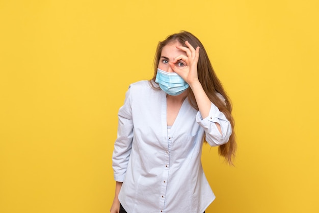 Vooraanzicht van jonge vrouw met masker