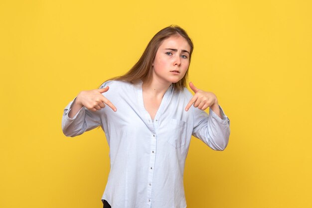 Vooraanzicht van jonge vrouw met serieus gezicht