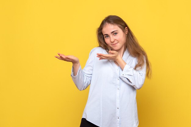 Vooraanzicht van jonge vrouw met smile