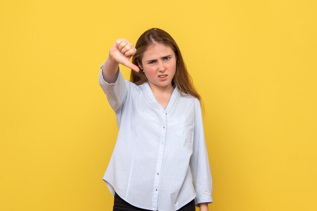 Vooraanzicht van jonge vrouw ontevreden