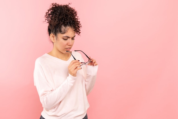 Vooraanzicht van jonge vrouw op de roze muur