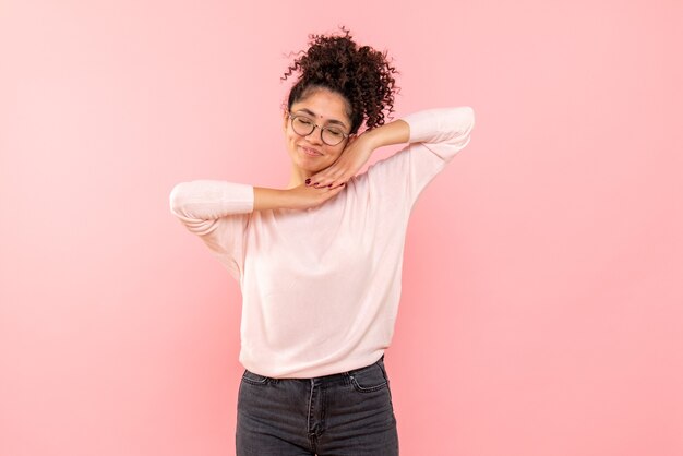 Vooraanzicht van jonge vrouw opgetogen op roze muur