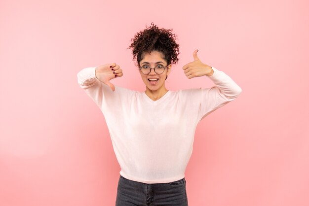 Vooraanzicht van jonge vrouw opgewonden op roze muur