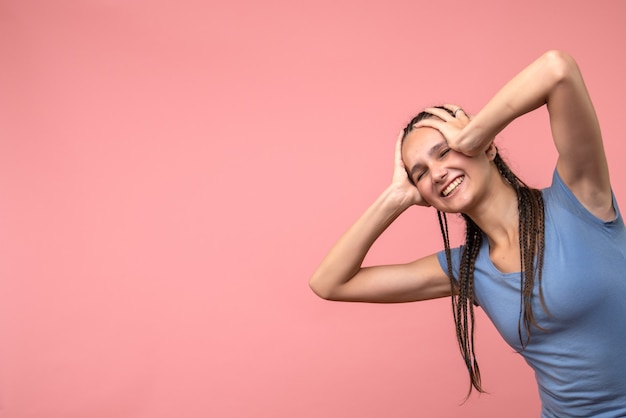 Vooraanzicht van jonge vrouw opgewonden op roze