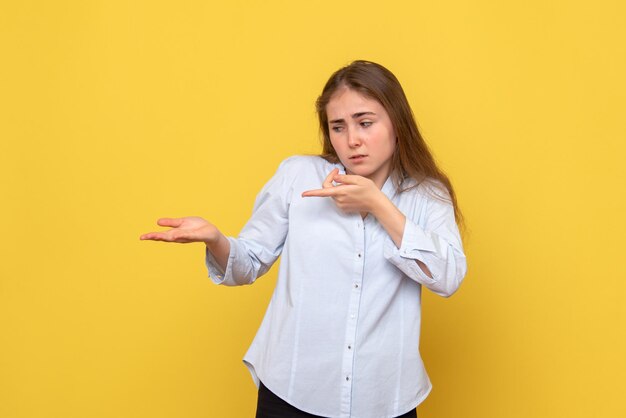 Vooraanzicht van jonge vrouw poseren