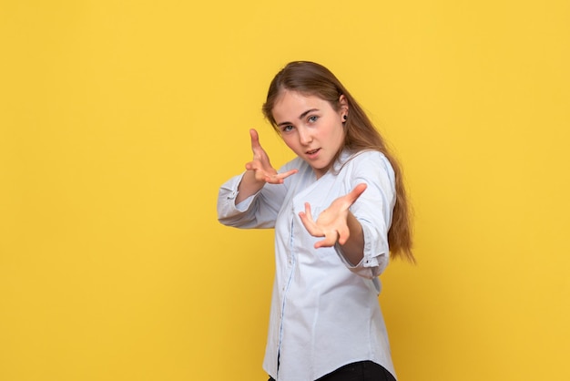 Vooraanzicht van jonge vrouw poseren