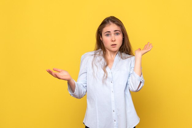 Vooraanzicht van jonge vrouw poseren