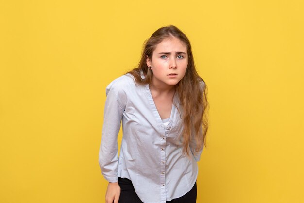 Vooraanzicht van jonge vrouw poseren