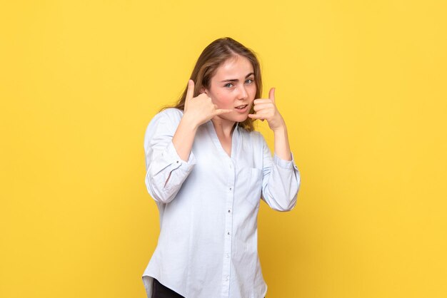 Vooraanzicht van jonge vrouw poseren