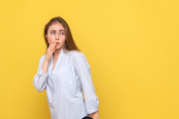 Vooraanzicht van jonge vrouw poseren