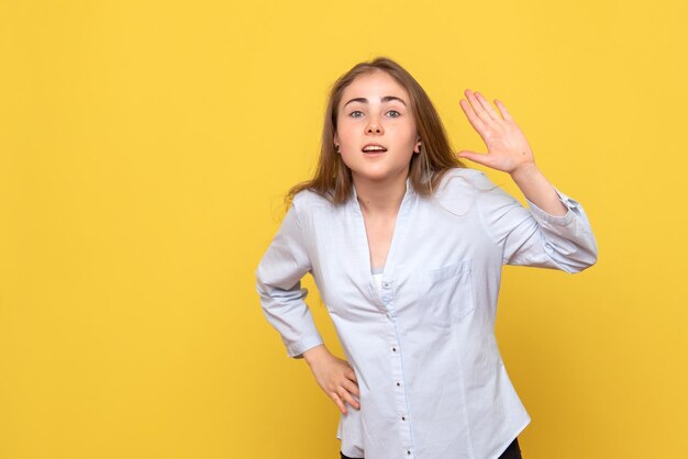 Vooraanzicht van jonge vrouw poseren