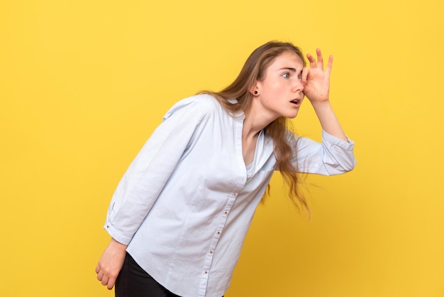 Vooraanzicht van jonge vrouw poseren