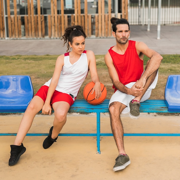 Vooraanzicht van jongen en meisje met basketbalbal