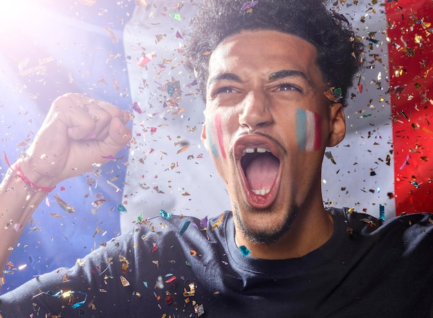 Vooraanzicht van juichende man met Franse vlag en confetti