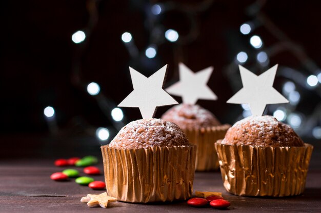 Vooraanzicht van kerst cupcakes met topping van sterren