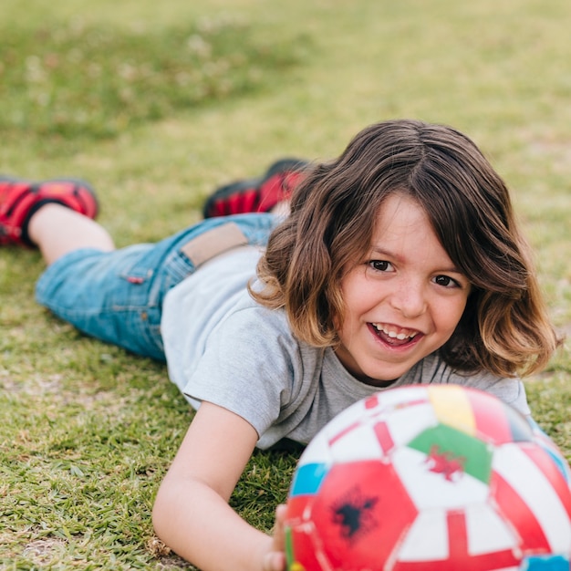 Vooraanzicht van kind spelen in gras