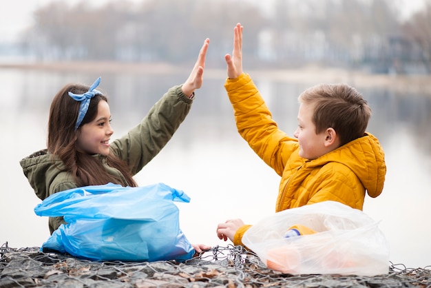 Vooraanzicht van kinderen geven high five