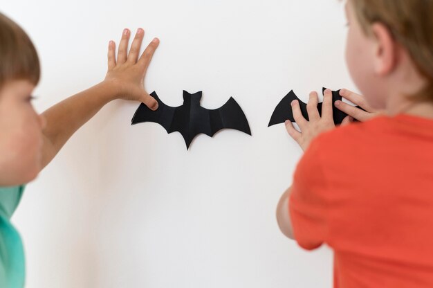 Vooraanzicht van kinderen met halloween-conceptarrangementen