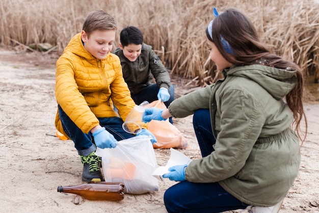 Gratis foto vooraanzicht van kinderen recycling