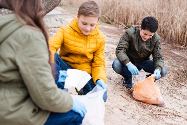 Vooraanzicht van kinderen recycling