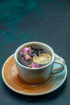 Vooraanzicht van kopje thee met citroen en bloem